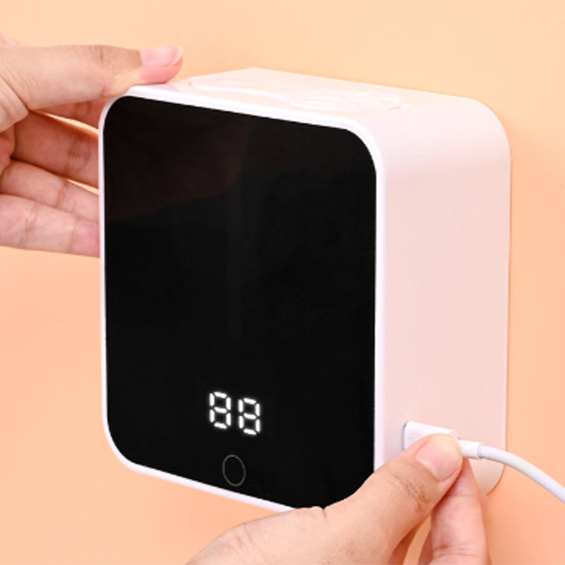 Type-Cポートでの簡単な充電が可能な自動泡ソープディスペンサーの充電シーン。