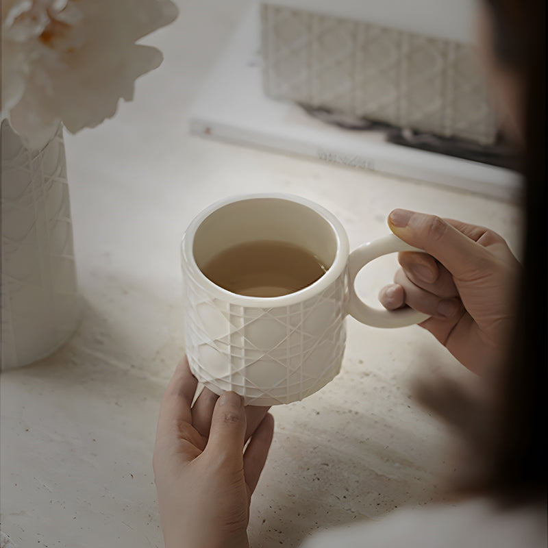 【コーヒーカップ・ティーカップ】レリーフ装飾 セラミック 0.35L大容量